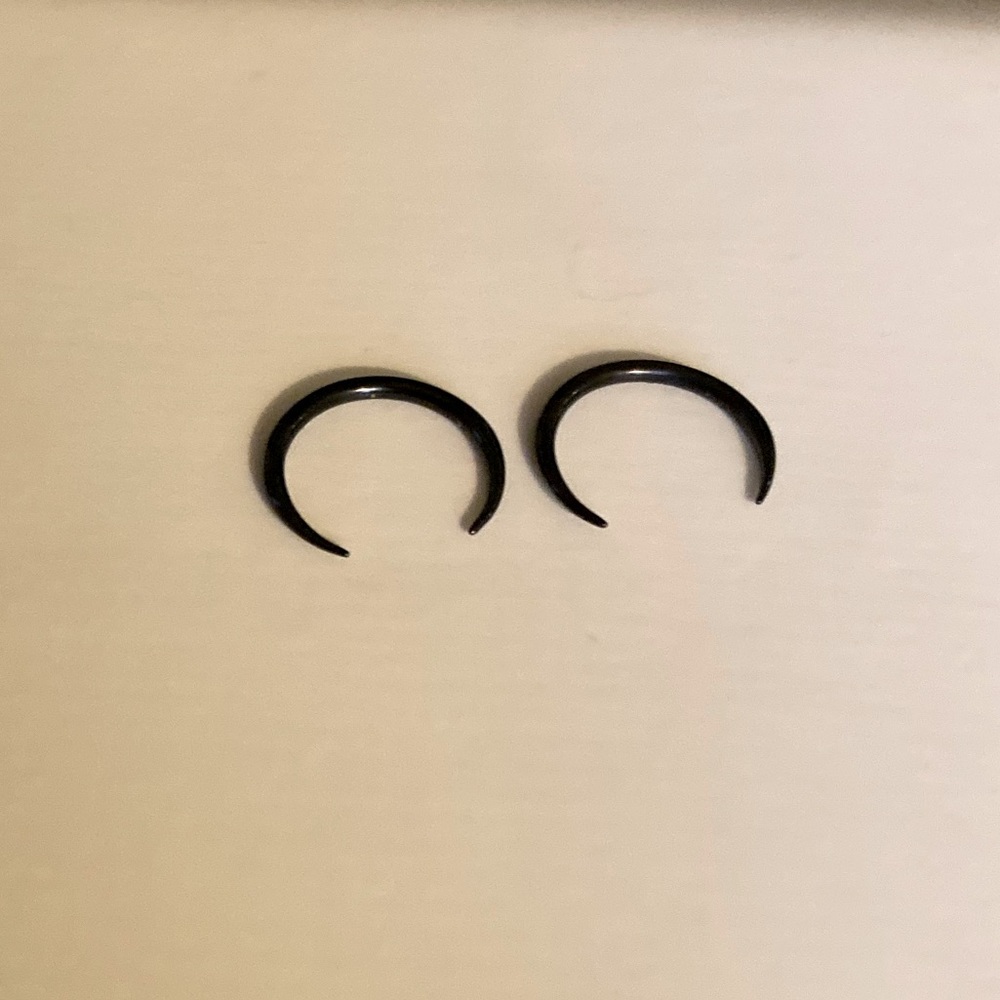 Black Septum Pincher Ring 16g 8mm & 10mm - Picture 3 of 4